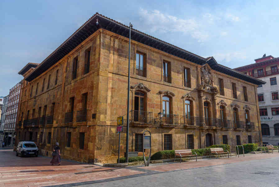 Oviedo 038 - palacio de Valdecarzana-Heredia.jpg